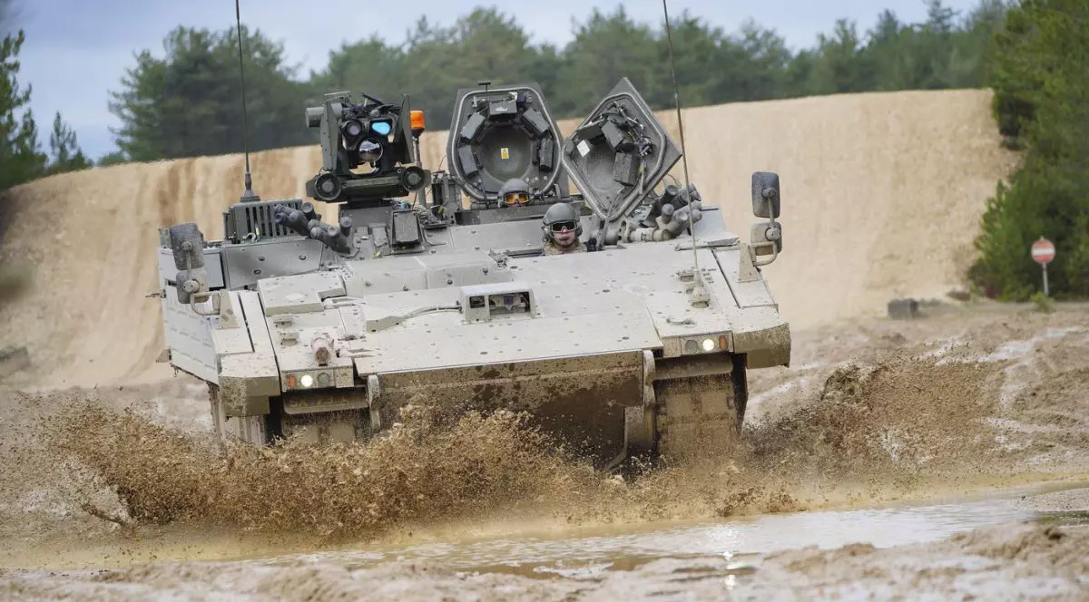 Un tanc Ajax Ares, un transportor blindat de trupe, este condus pe poligonul de antrenament de la Bovington Camp, o bază militară a armatei britanice, 22 februarie 2023