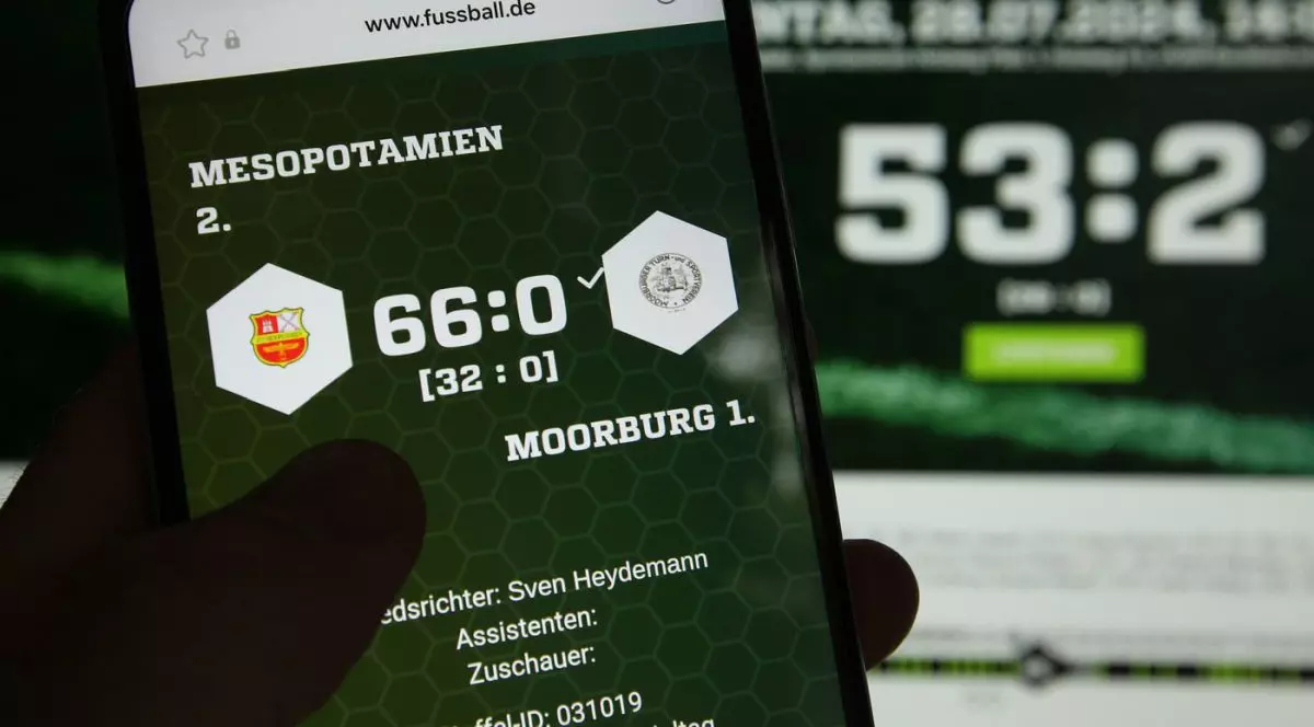 Pe un smartphone, a fost deschis site-ul Fussball.de, afișând rezultatul meciului din liga districtuală din Hamburg dintre SVS Mesopotamien și Moorburger TSV. Victoria gazdelor cu 66-0 a fost cea mai mare victorie din istoria fotbalului amator din Hamburg, noiembrie 2025
