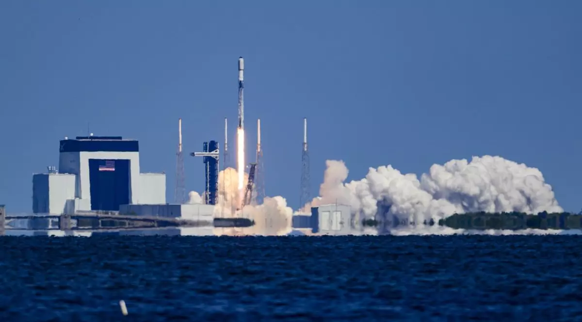 O rachetă SpaceX Falcon 9 care transportă 29 de sateliți Starlink, decolează de la Complexul de Lansare Spațială 40 de la Stația Forțelor Spațiale Cape Canaveral, Florida, pe 29 octombrie 2025.