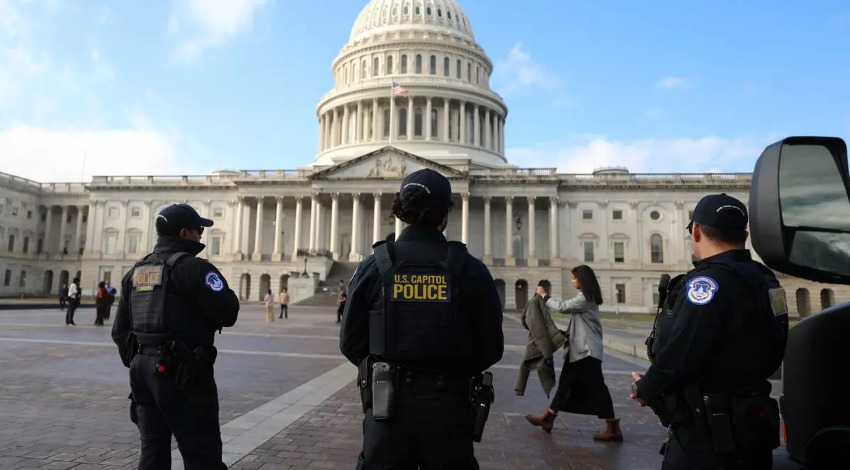 Ofițeri de poliție stau de pază pe frontul de est al Capitoliului SUA, 26 noiembrie 2025,