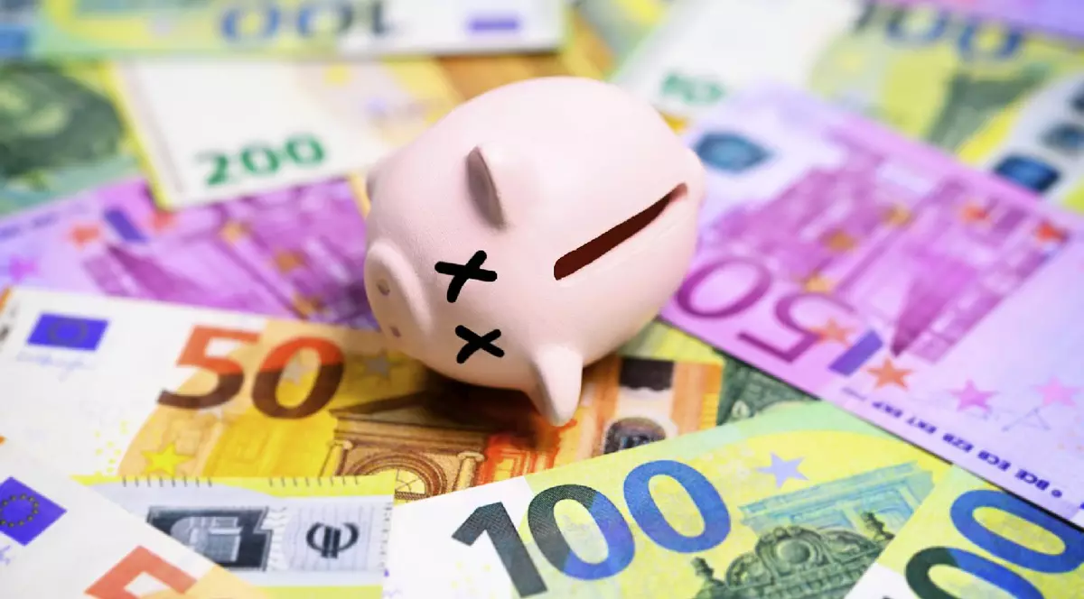 Pușculiță în formă de porc moartă pe bancnote euro