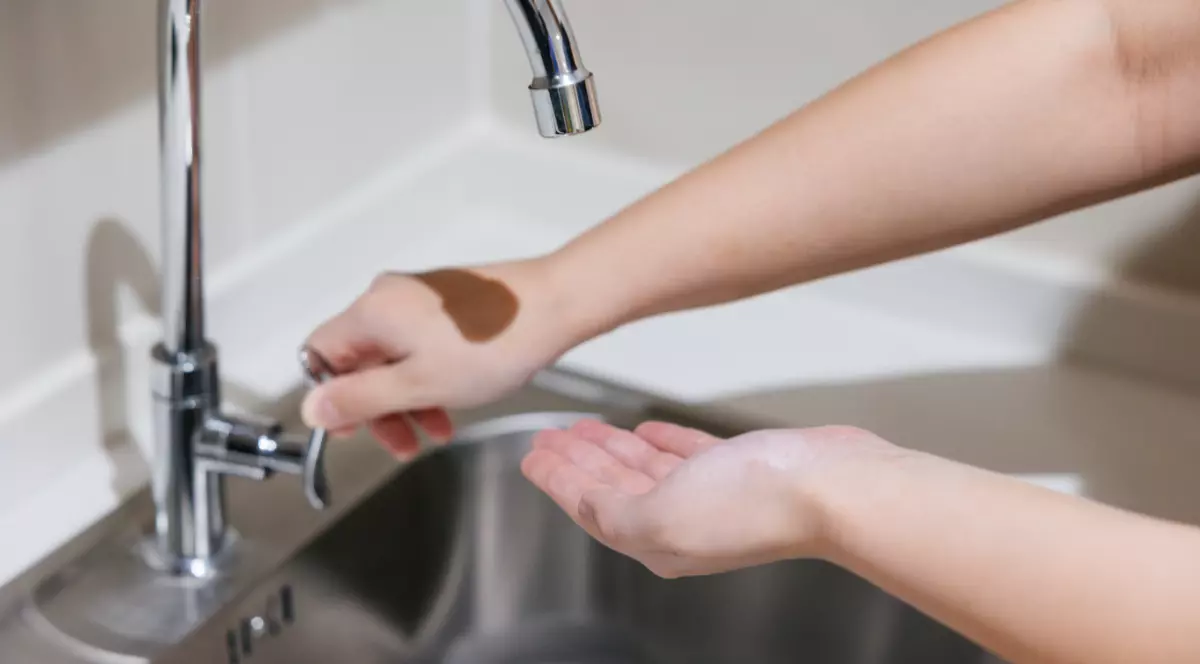 O persoană care deschide un robinet din care nu curge apă.