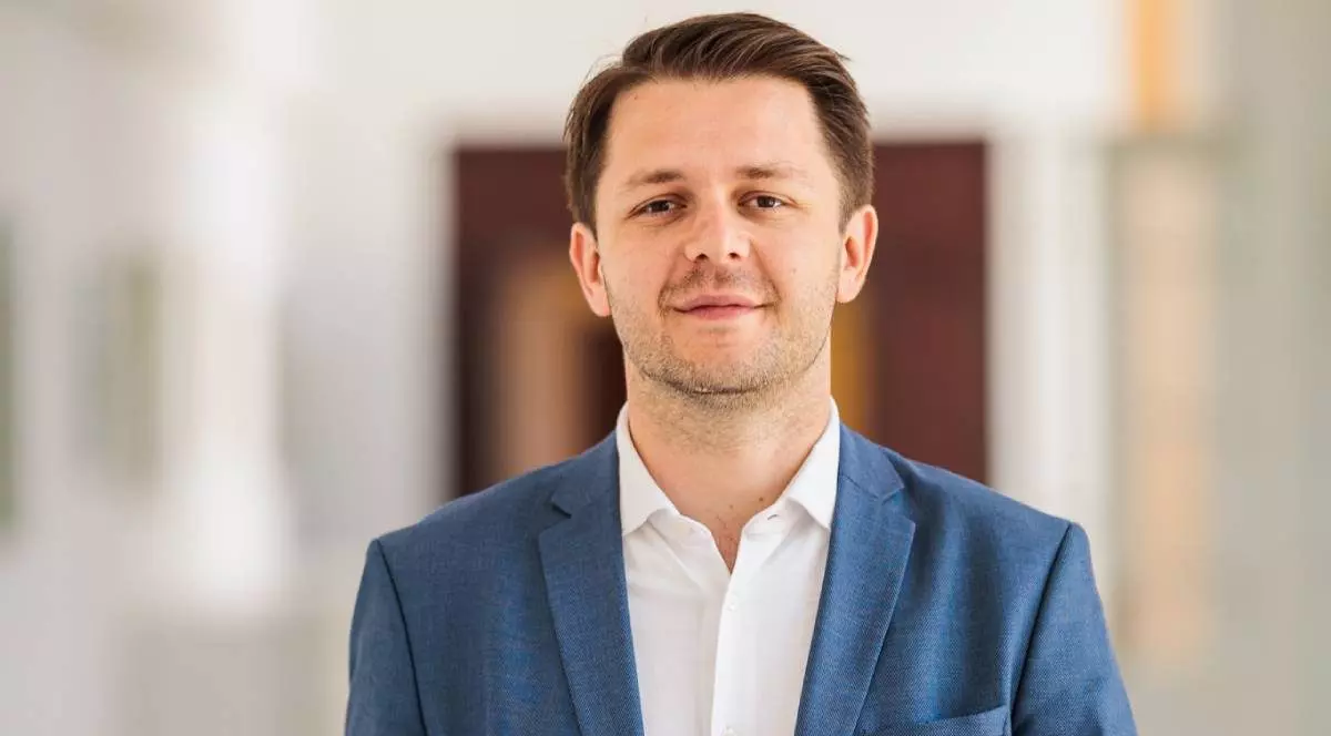 Cadru strans Ruben Lațcău, viceprimarul din Timsoara, in sacou albastru, camasa alba, zambind