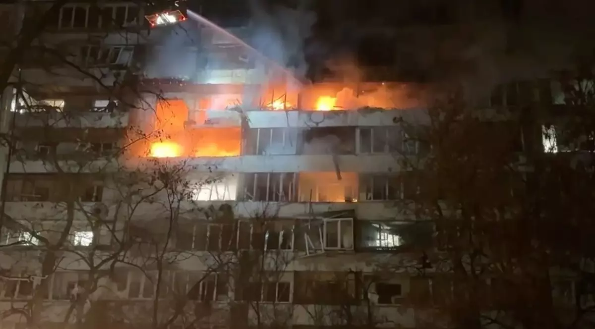 O clădire în flăcări, la Kiev, după un atac al rușilor, în noaptea de 24-25 noiembrie 2025