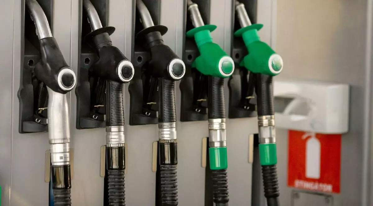 Imaginea prezintă o pompă de carburanți, cu șase duze pe un fundal gri metalic. În colțul din dreapta sus se vede un semn roșu cu inscripția „Fumatul interzis”