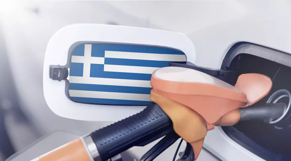 Pompă de alimentare ce încarcă un rezervor de mașină și steagul Greciei pe bușon