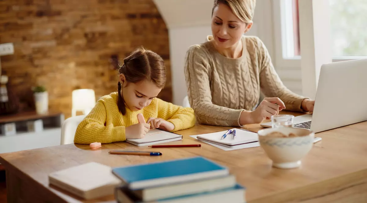 Meditații în sufragerie sau într-un spațiu profesionist? Cum îți transformi casa într-o „școală privată” pentru rezultate maxime la examene