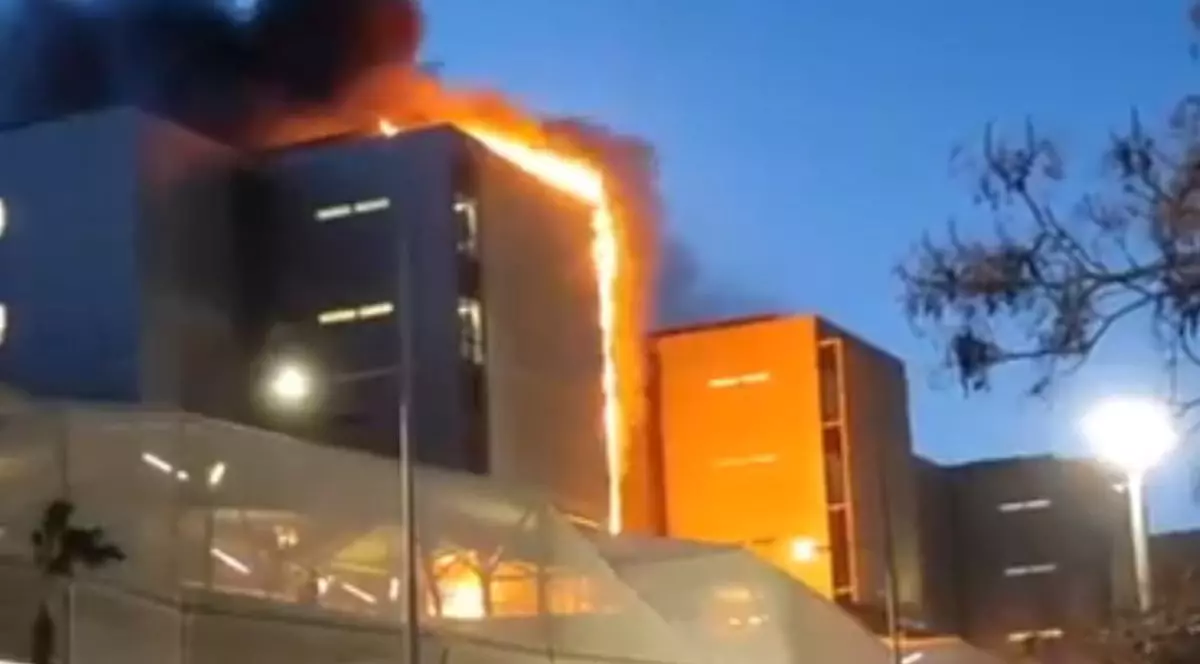 Spitalul Santa Lucía din Cartagena, Spania, în flăcări, din care se ridică un strat de fum negru și gros