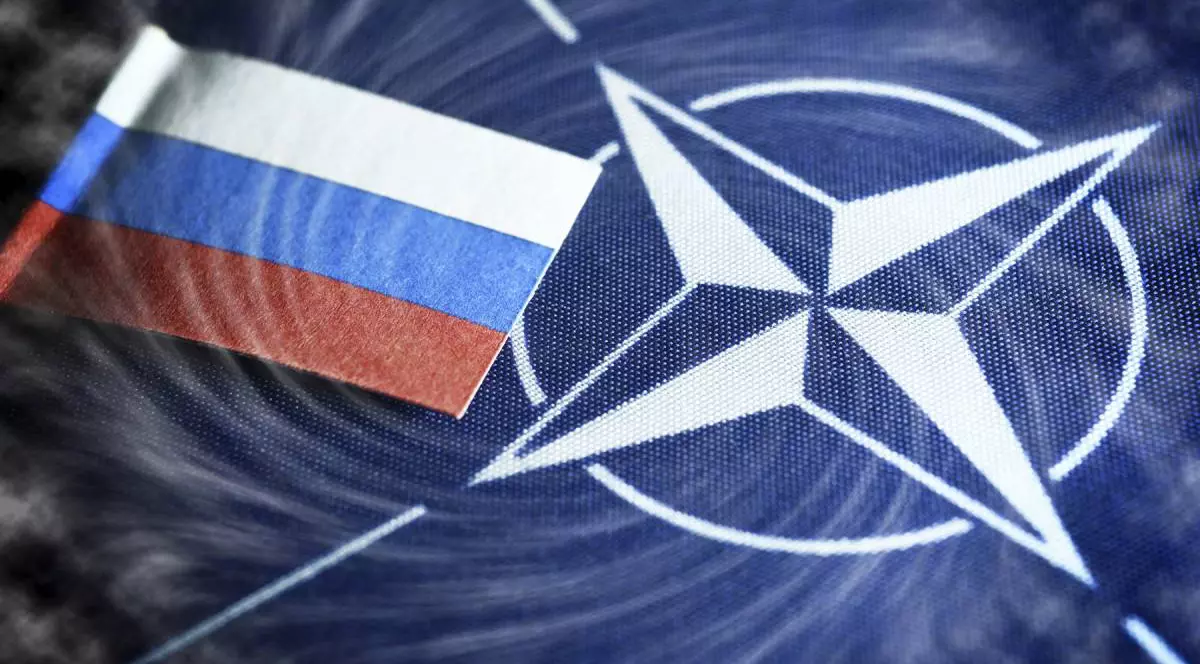 Imagine cu steagurile Rusiei si NATO pe fundal albastru