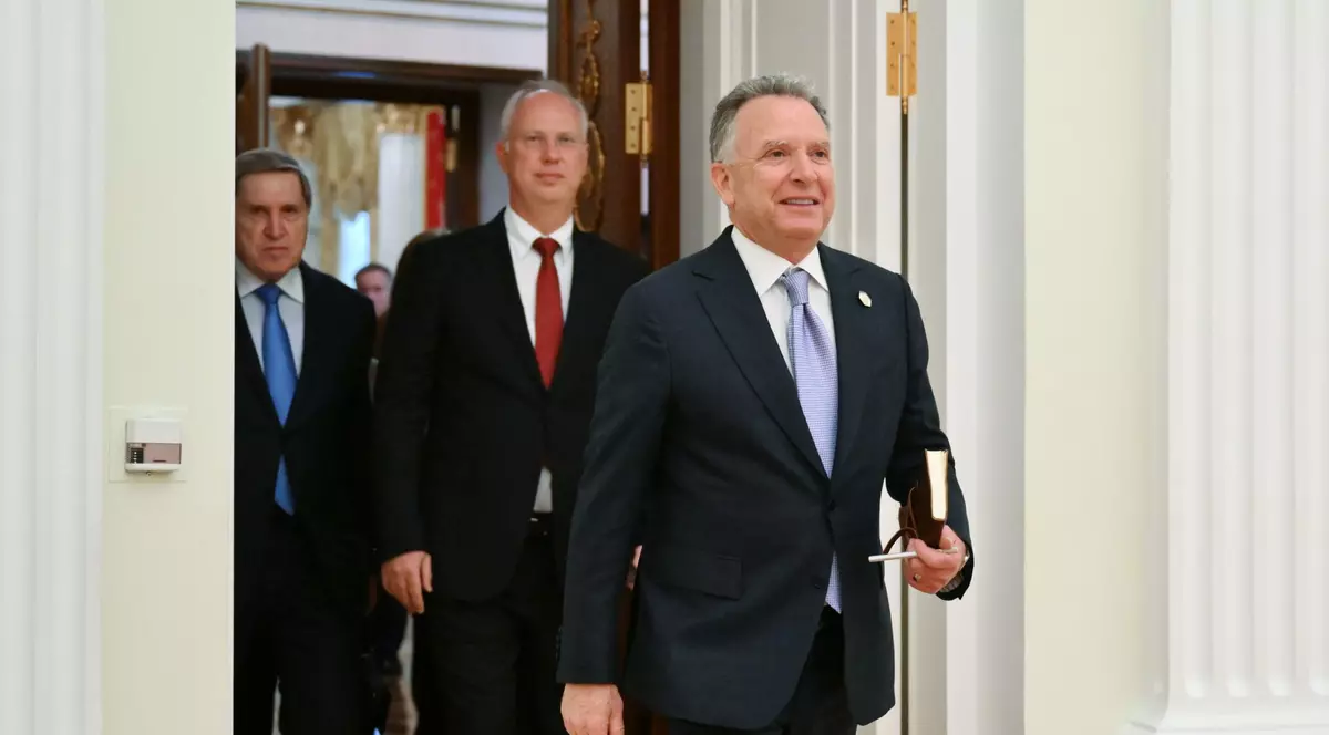 Steve Witkoff (în prim-plan) intră într-o sală de la Kremlin urmat de Kirill Dmitriev și Iuri Ușakov Foto: Hepta