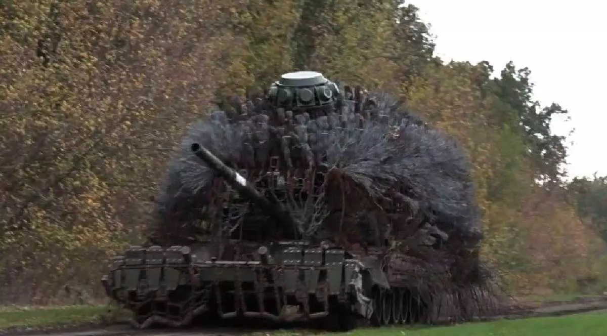 Tanc echipat cu un sistem de protecție din cabluri de oțel în formă de arici