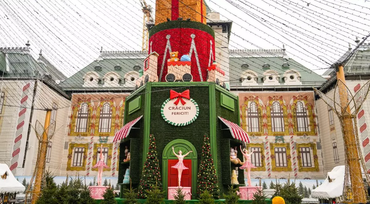 Imagine de pe o stradă din Craiova decorată pentru târgul de Crăciun, noiembrie 2025