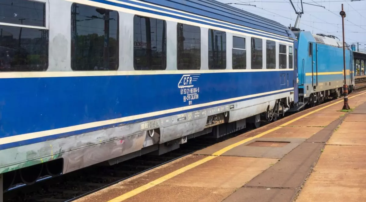 Un tren albastru în timp ce se află în gară