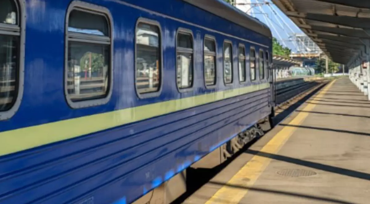 Un tren albastru în timp ce staționează în gară