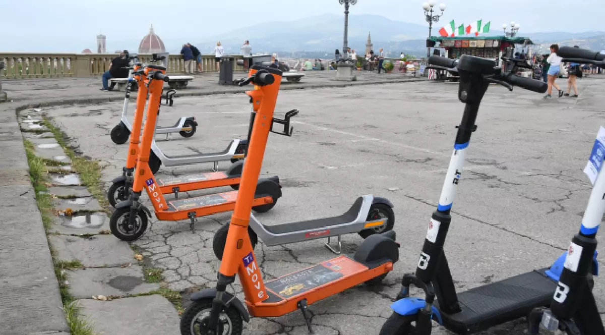 Florența, septembrie 2021: scutere electrice parcate în orașul Florența, în piața Michelangelo, Italia.