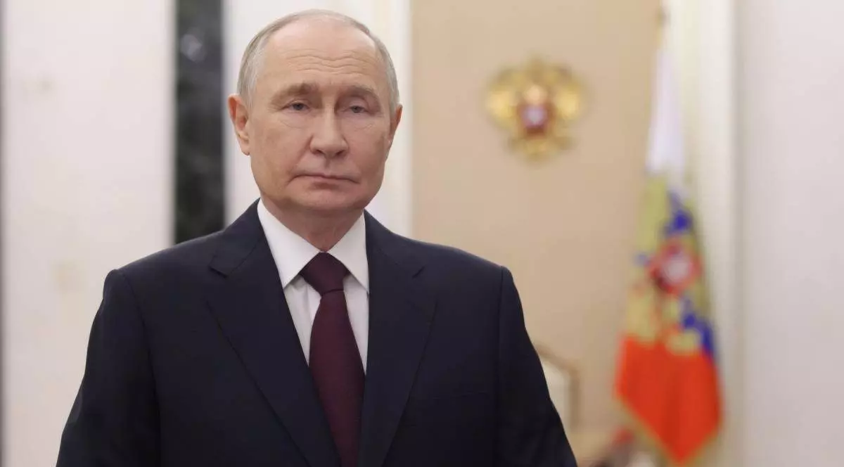 Liderul rus Vladimir Putin, in costum negru, cravata maro si camasa alba, cu steagul si stema Rusiei in fundal, neclare, 10 noiembrie 2025, Moscova