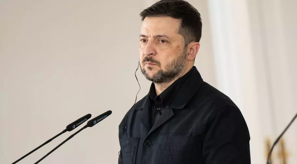 Președintele Ucrainei, Volodimir Zelenski, ganditor, imbracat în negru, în timpul întâlnirii cu președintele Guvernului, Pedro Sanchez, la Palatul Moncloa, pe 18 noiembrie 2025, la Madrid, Spania.