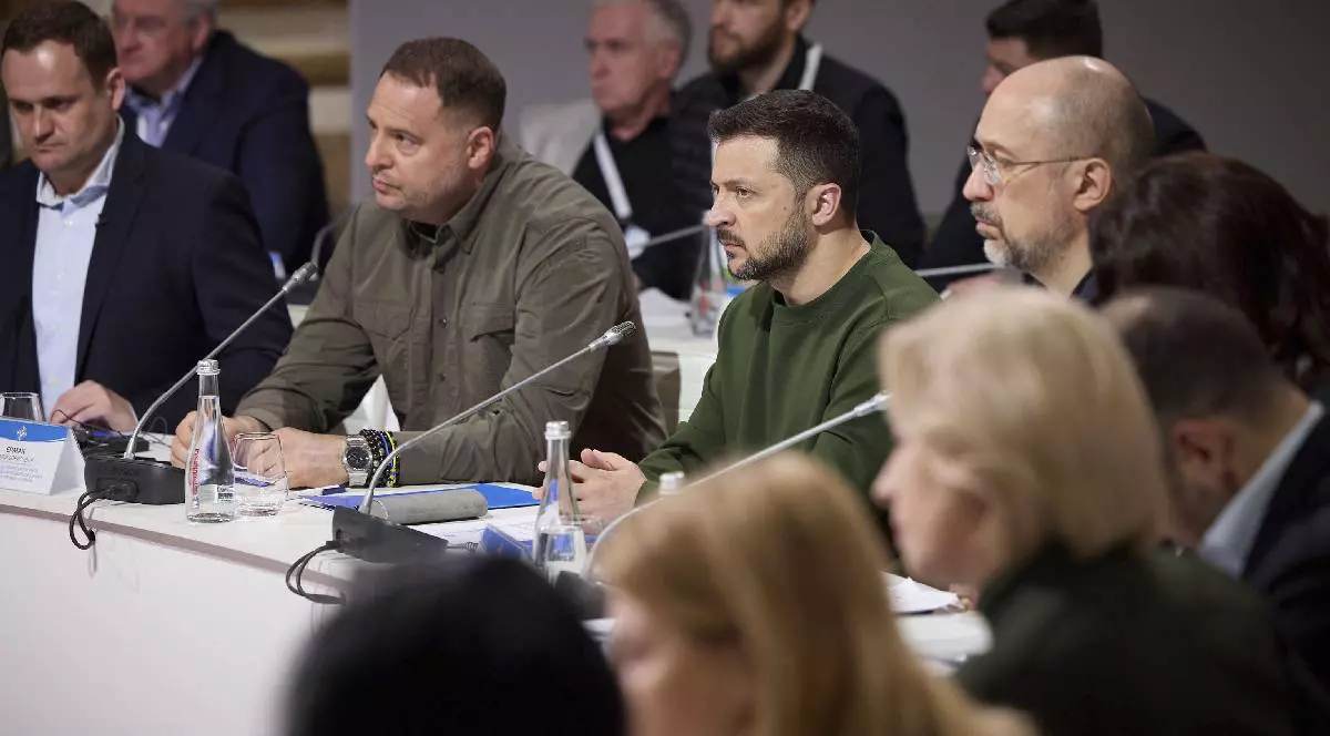 Președintele Ucrainei, Volodimir Zelenski, în dreapta, participă la forumul economic „Made in Ukraine” alături de lideri ai comunității de afaceri, pe 12 aprilie 2023, la Cernăuți, regiunea Cernăuți, Ucraina. Lângă el (stânga) se află Andrii Iermak