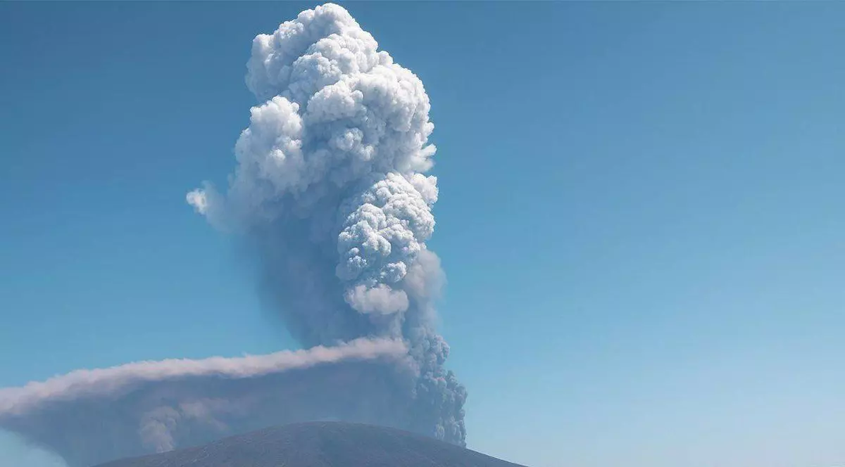 vulcanul hayli gubbi, văzut din depărtare în timp ce împroșcă un strat gros de fum și cenușă, 23-24 noiembrie 2025, Etiopia