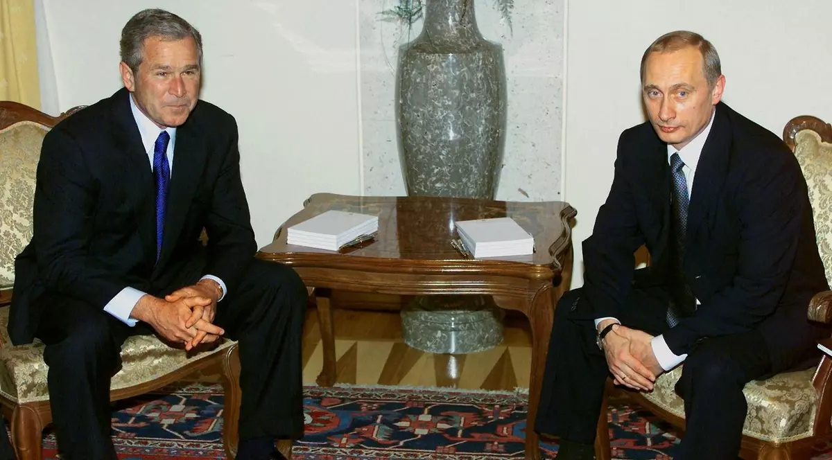 16 iunie 2001, Castelul Brdo, Slovenia George W. Bush (stânga) și Vladimir Putin, la prima lor întrevedere Foto: Profimedia