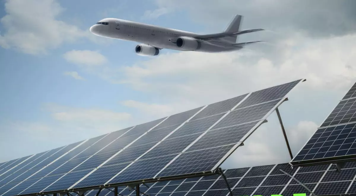 Un avion zboară deasupra unui parc fotovoltaic