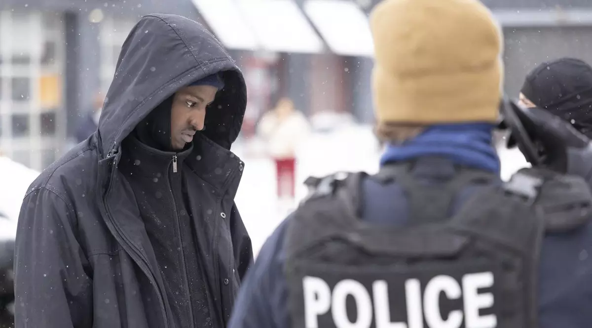 Agenți ICE interoghează pe stradă oameni suspectați că se află ilegal în Statele Unite Foto: Profimedia