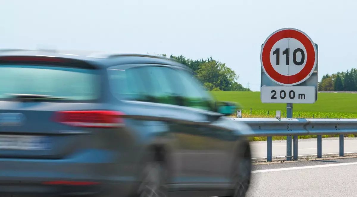 Semn de limitare a vitezei la 110 km/h pe o autostradă din Haute-Normandie, Franța, pe 23 iunie 2020.
