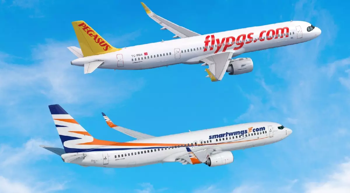 Două avioane in aer, unul de la Fly Pegasus, altul de la smartwings