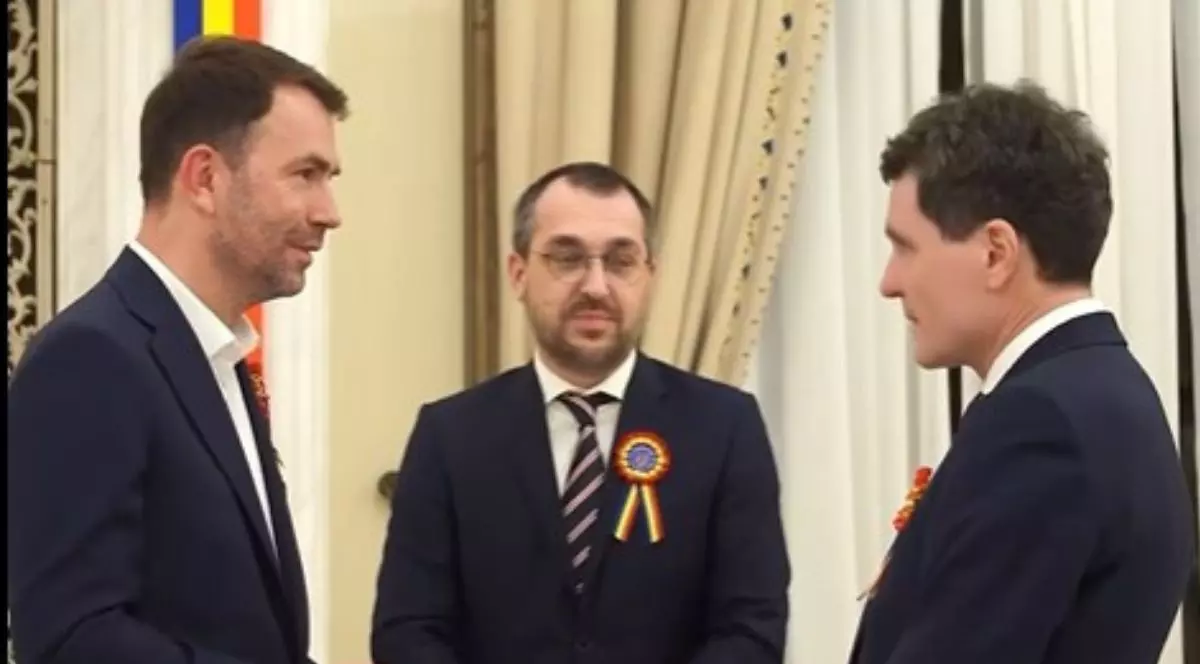 Cătălin Drula (stânga), văzut din profil, Vlad Voiculescu (centru), privind înspre cameră și Nicușor Dan, (dreapta), văzut din profil, în timpul filmării unui videoclip promoțional electoral în cadrul Recepției de la Palatul Cotroceni, 1 decembrie 2025