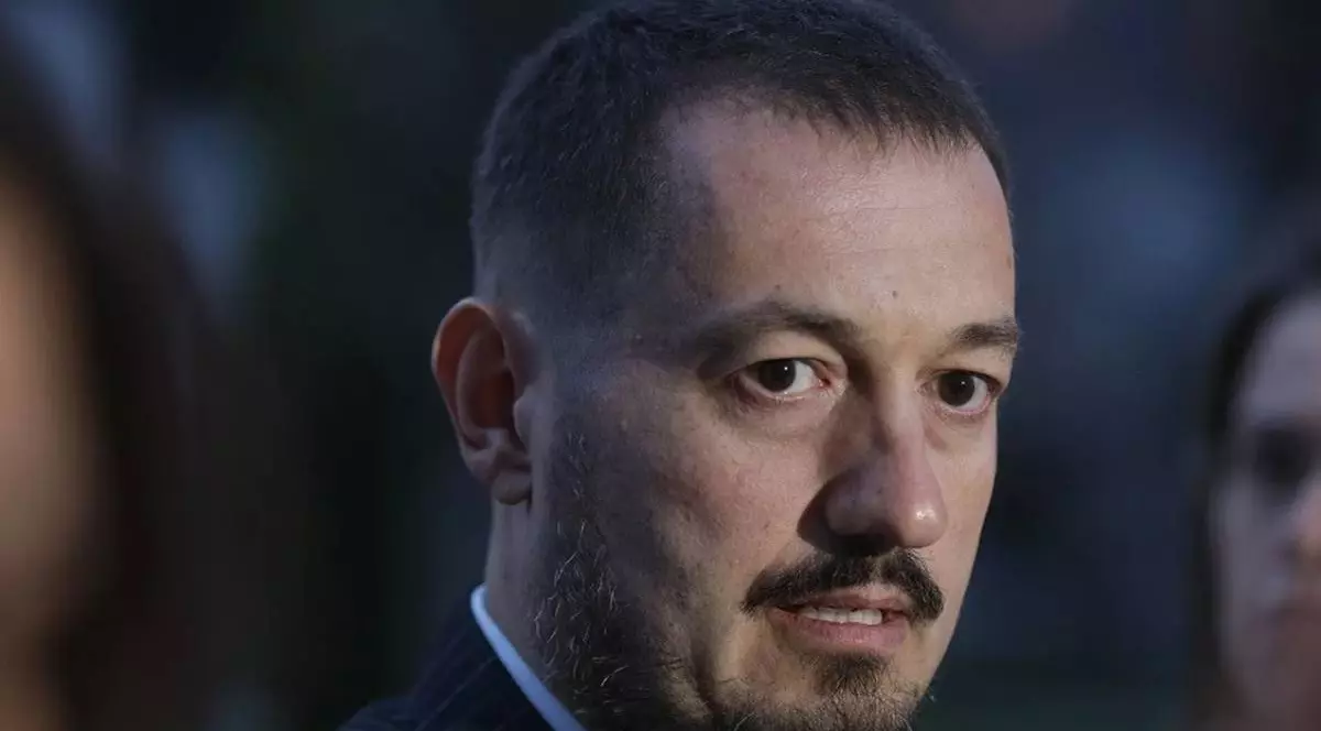 Portret strâns Bogdan Pîrlog, procuror militar, fundal negru