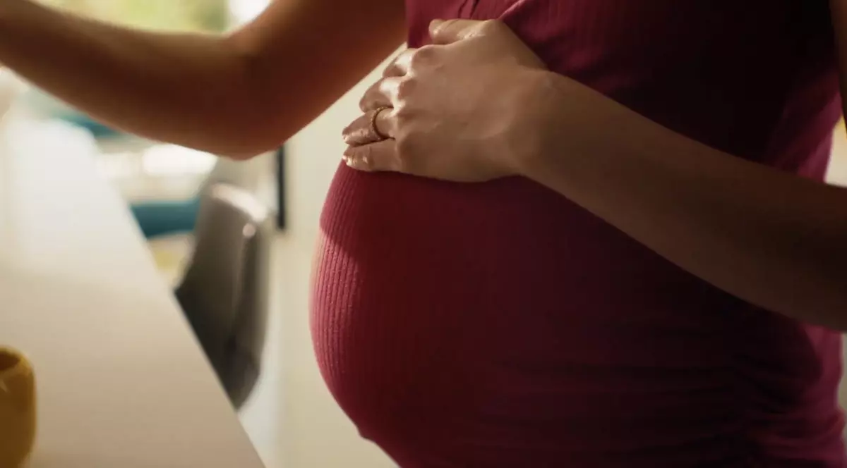 O bunică a fost condamnată din cauză că a postat pe Facebook imagini de la nașterea nepotului ei. Fiica ei a dat-o în judecată