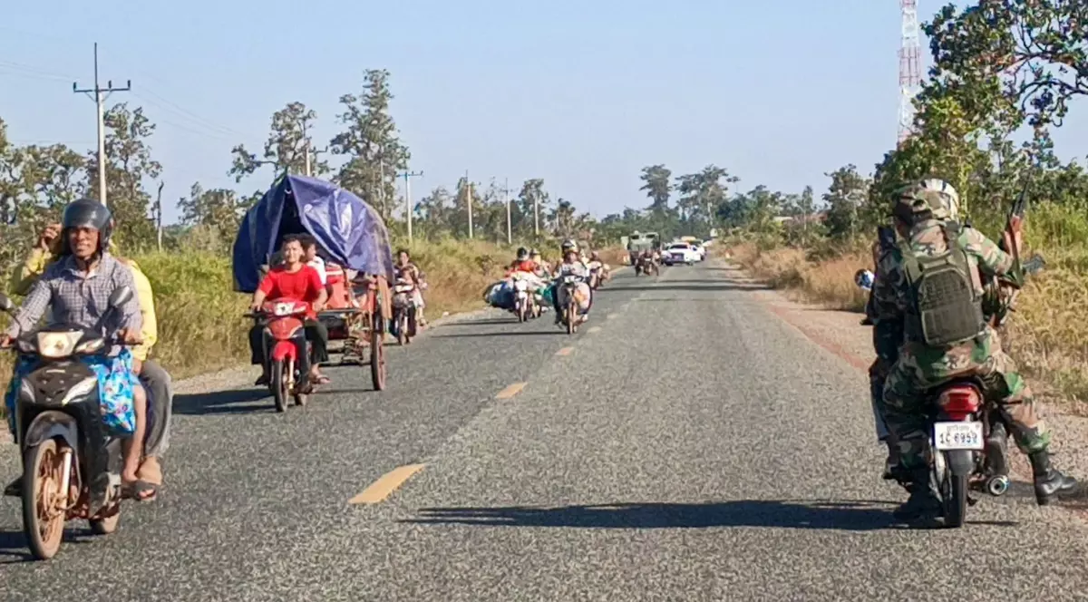 Cambodgieni fotografiați în timp ce fugeau luni din calea luptelor care au reizbucnit cu Thailanda Foto: Profimedia