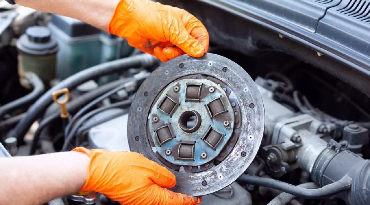 Când trebuie să schimbi ambreiajul maşinii - Un mecanic auto verifică discul de ambreiaj al unei mașini