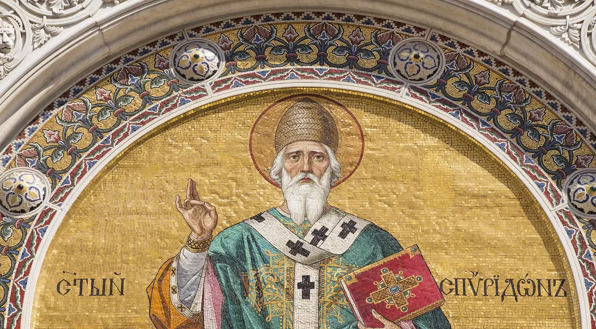 Cine a fost Sfântul Spiridon- Mozaic cu Sfântul Spiridon pe fațada unei biserici din Trieste, Italia