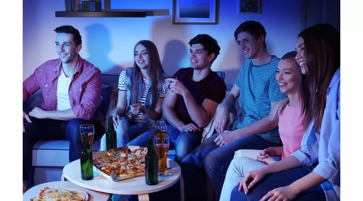 Cinema la tine în sufragerie: ingredientele unei seri de film reușite, de la atmosferă până la gustările ideale