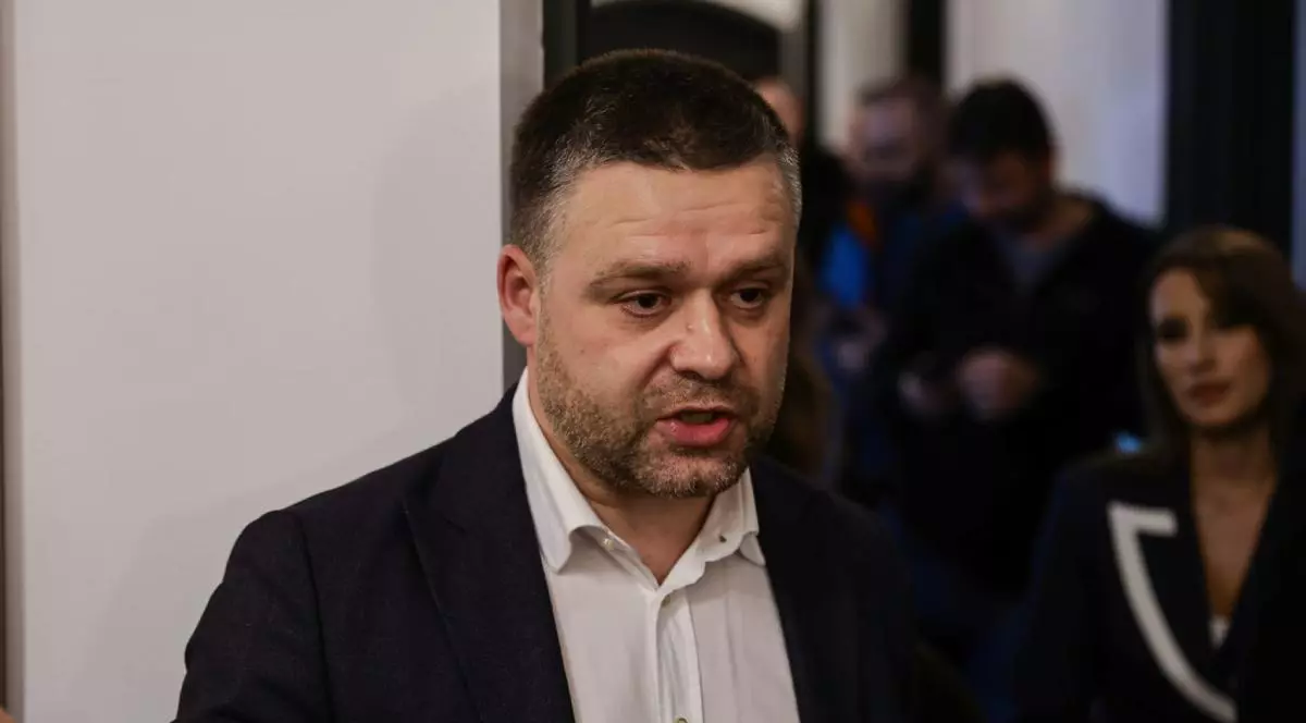 Cirpian Ciucu, îmbrăcat cu o cămașă albă și cu un sacou negru.