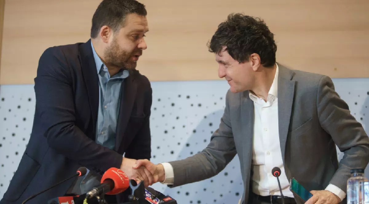 Ciprian Ciucu și Nicușor Dan în timp ce dau mâna