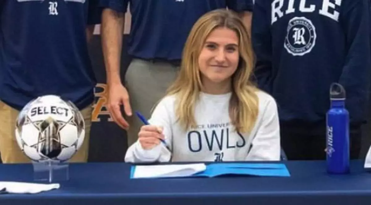 Tănăra studentă Claire Tracy, găsita moarta in SUA, in fotografie statea la o masa cu un pux in mana, voia sa scrie ceva intr0un caiet deschis, avea o bluza alba cu un scris albastru OWLS, in spatele ei mai multe persoane in picioare