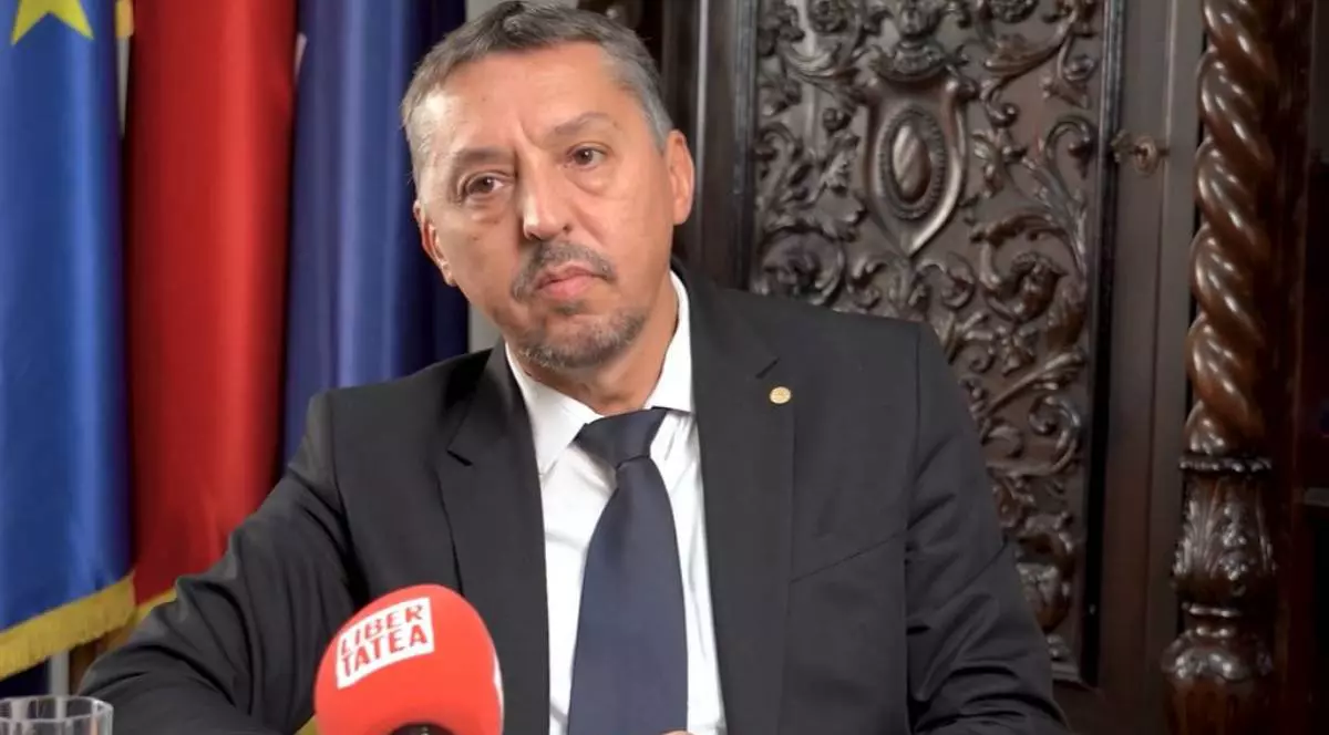 Daniel David, ministrul educației în timp ce dă un interviu pentru Libertatea