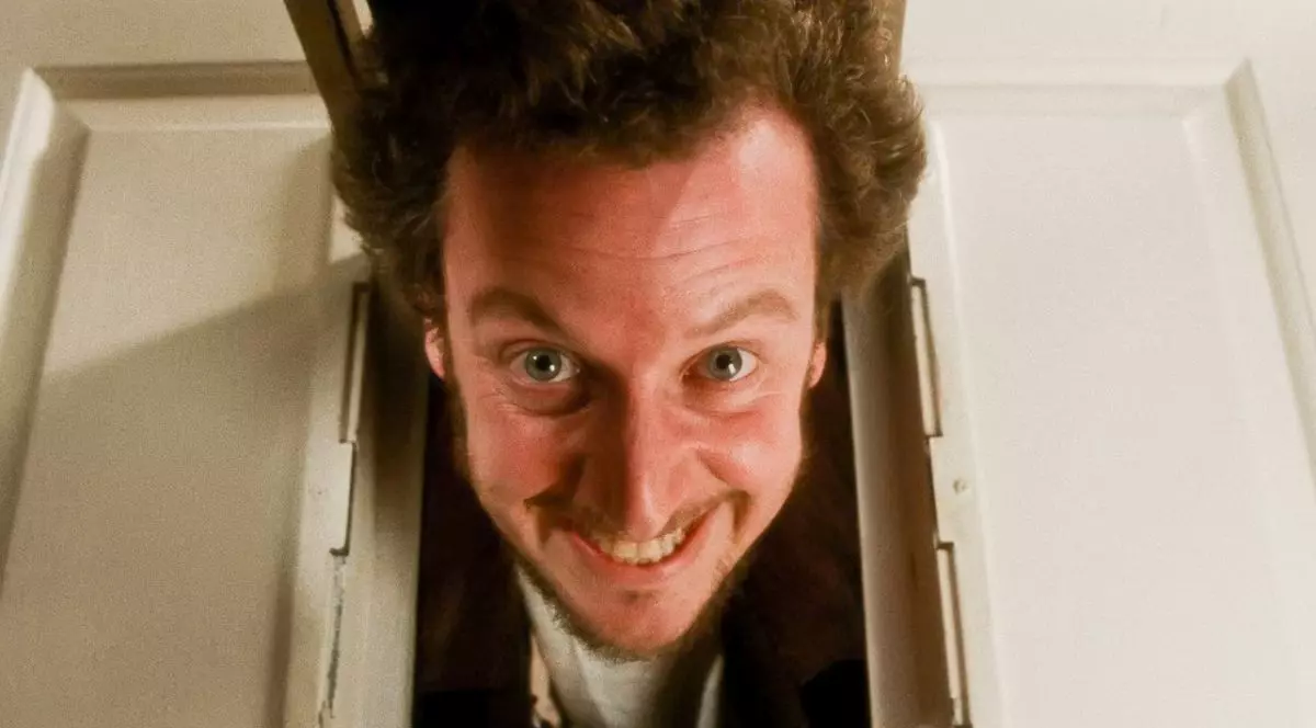 USA. Daniel Stern in a scene from the Â©Twentieth Century Fox movie : Home Alone (1990). Plot: An eight-year-old troublemaker must protect his house from a pair of burglars when he is accidentally left home alone by his family during Christmas vacation. Ref: LMK110-J6854-141020 Supplied by LMKMEDIA. Editorial Only. Landmark Media is not the copyright owner of these Film or TV stills but provides a service only for recognised Media outlets. pictures@lmkmedia.com,Image: 563009706, License: Rights-managed, Restrictions: Supplied by Landmark Media. Editorial Only. Landmark Media is not the copyright owner of these Film or TV stills but provides a service only for recognised Media outlets. Per la presente foto non Ă¨ stata rilasciata liberatoria. Ai sensi di legge e come gi, Model Release: no