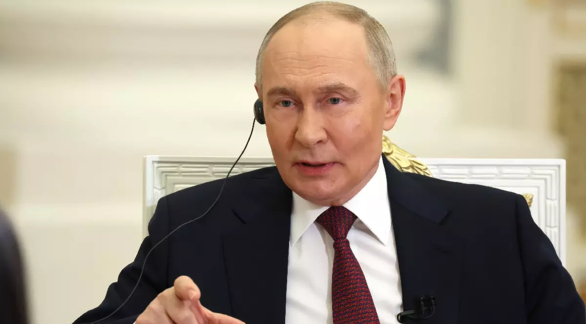 Vladimir Putin arată cu degetul și răspunde la o întrebare