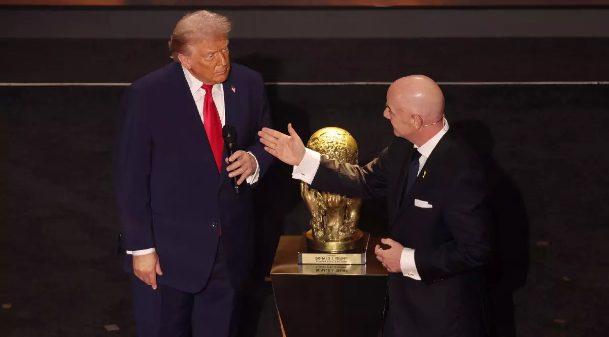 4 decembrie 2025, SUA, Washington: Președintele SUA, Donald Trump, primește premiul inaugural FIFA Peace Prize din partea președintelui FIFA, Gianni Infantino, în timpul tragerii la sorți pentru Cupa Mondială FIFA 2026, la John F. Kennedy Center for the Performing Arts din Washington.