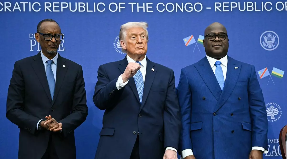 Donald Trump strânge din pumn însoțit de Paul Kagame (în dreapta sa) și Felix Tshisekedi (în stânga sa) Foto: Profimedia