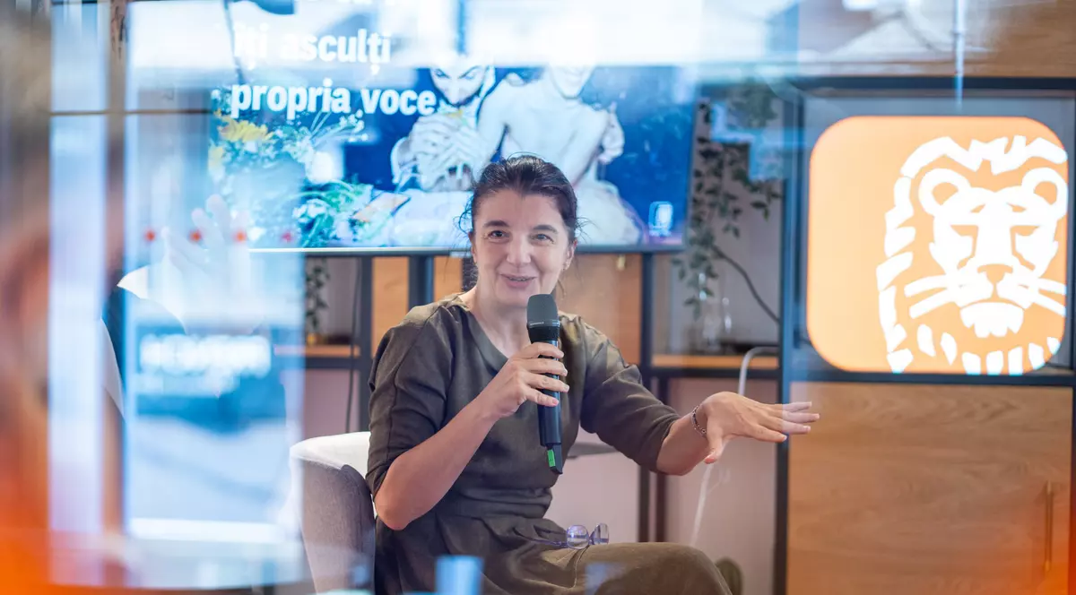 ing - poza cu Adina Vlad vorbind in fata unui public