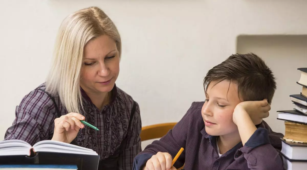 Elev care face temele acasa cu mama lui