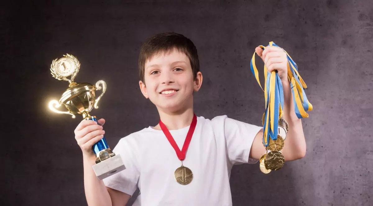 elev olimpic tine in mana medalii si o cupa