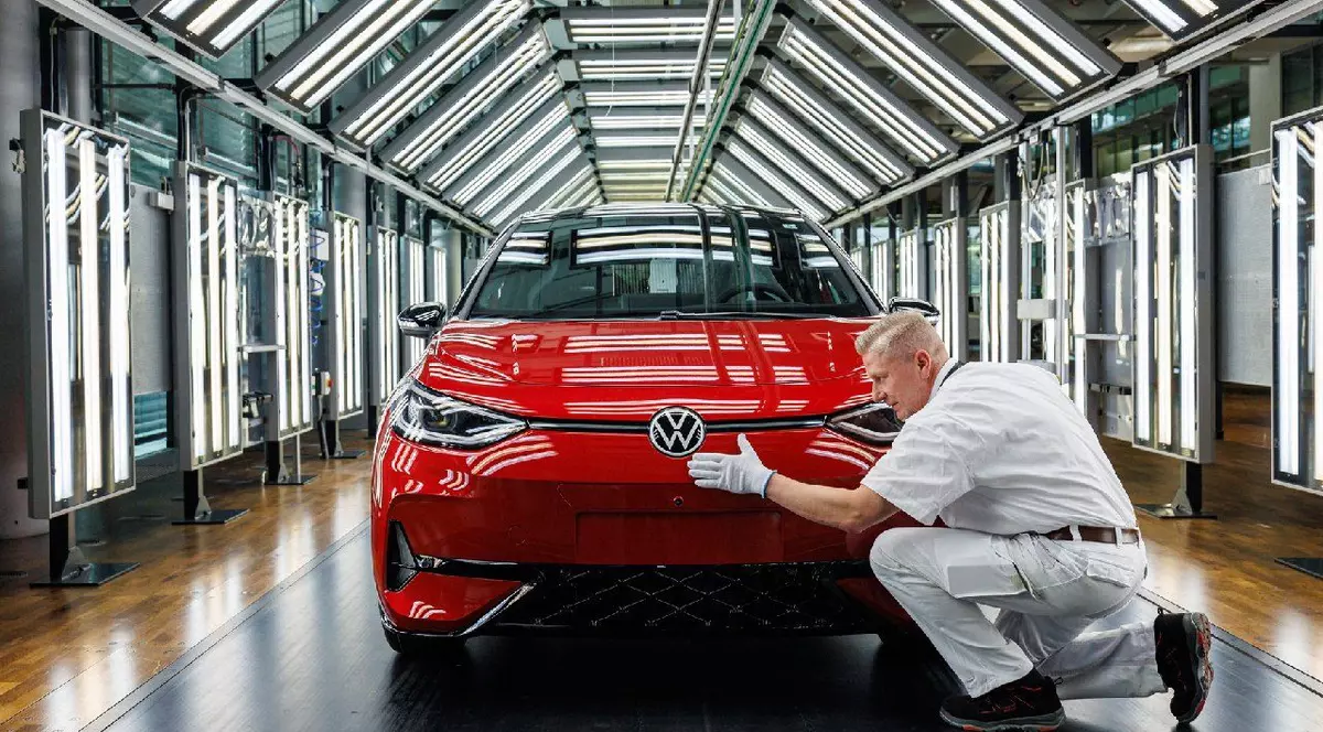 Angajații lucrează la linia de asamblare a mașinii electrice Volkswagen (VW) ID.3 a producătorului german de automobile Volkswagen, la fabrica „Transparent Factory” (Glaeserne Manufaktur) a producătorului german de automobile Volkswagen (VW) din Dresda, Germania de Est, pe 14 mai 2025.