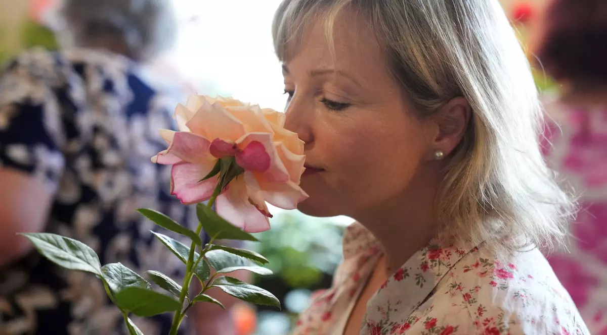 Femeie care miroase o floare, la Riga