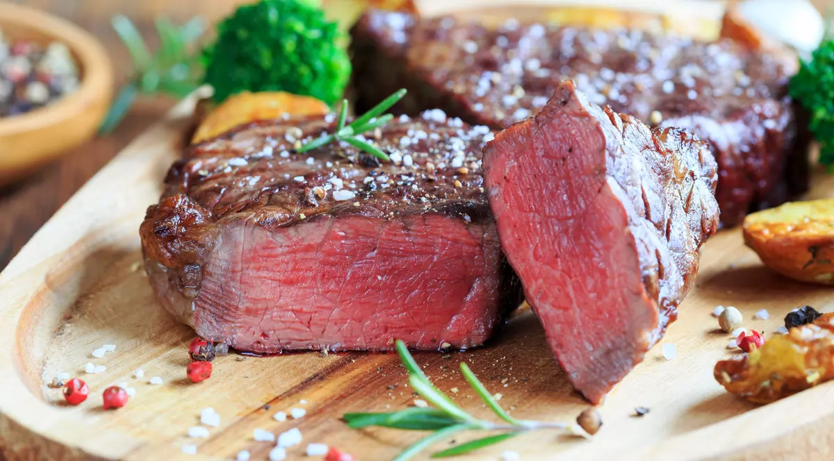 SUA schimbă regulile alimentației: noile ghiduri pun accent pe carne și grăsimi, răsturnând piramida clasică