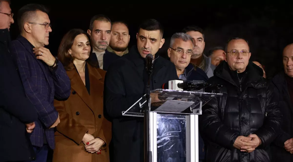 George Simion si Anca Alexandrescu intre sustinatori intr-o conferinta de presa. Simion vorbeste de la tribuna